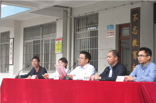 情系師生健康，愛心守護(hù)未來丨衍生健康醫(yī)藥向高村中學(xué)捐贈(zèng)價(jià)值28萬(wàn)元的“元旦禮品”